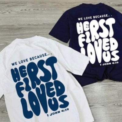 Camiseta estampada "He First Loves Us" algodón alto gramaje 👕